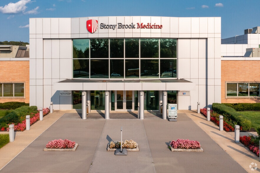 More Photos Of 500 Commack Rd, Commack Research And Development For Lease