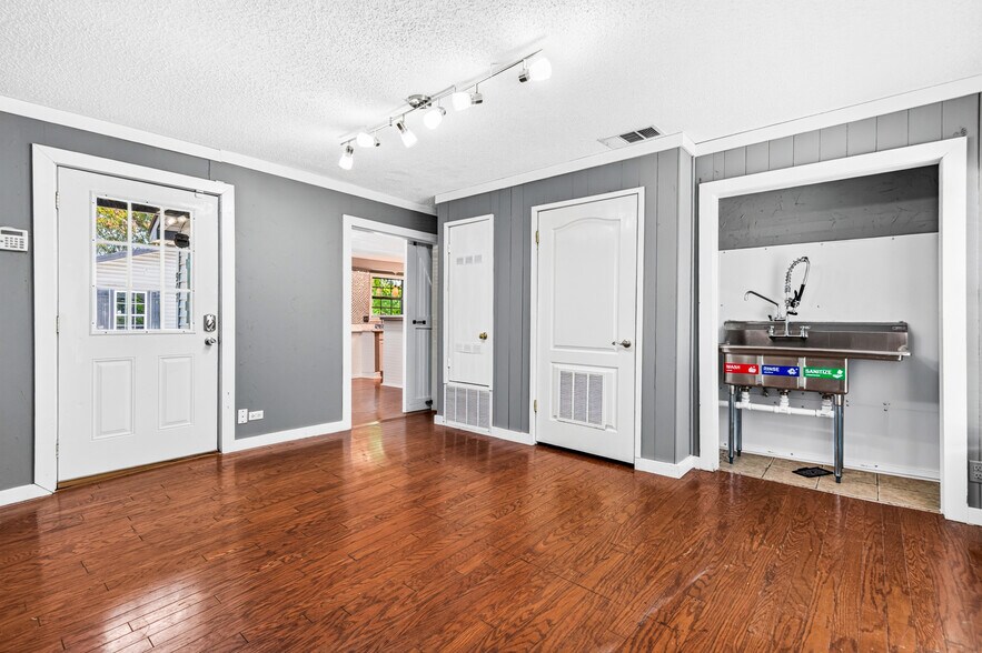 More Photos Of 907 N Goliad Rd, Rockwall Office For Lease