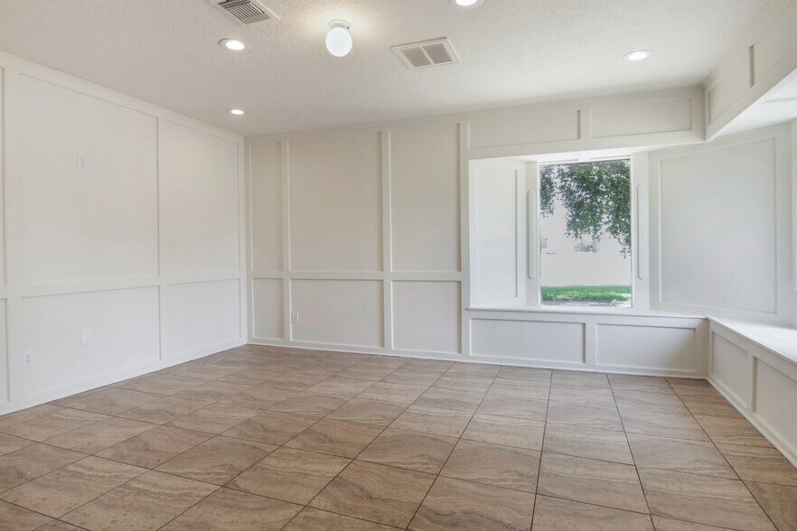 More Photos Of 825 Fairmont Pkwy, Pasadena Office For Sale