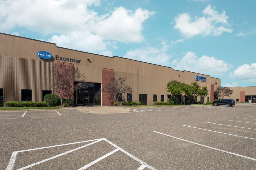 More Photos Of 8720-8786 W 35 W Service Dr, Blaine Warehouse For Lease