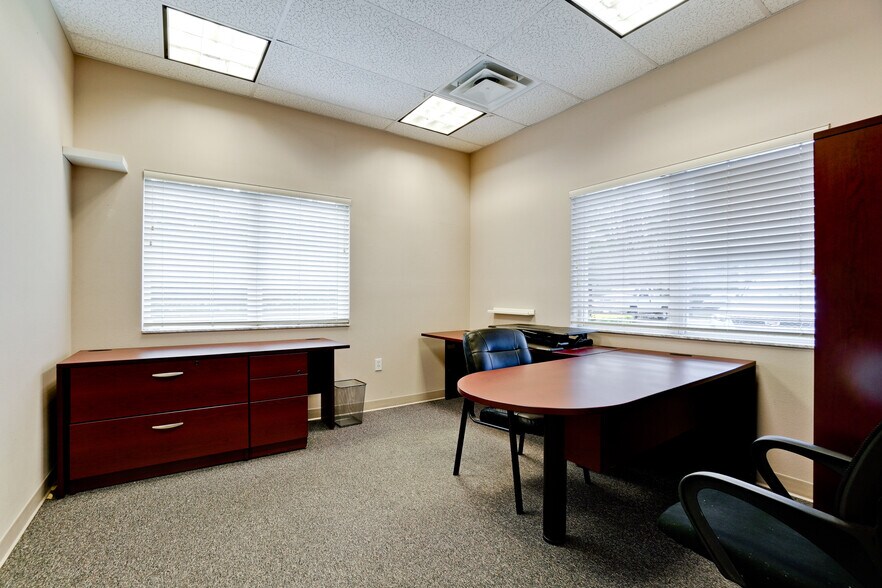 More Photos Of 2940-2946 University Pky, Sarasota Office For Lease