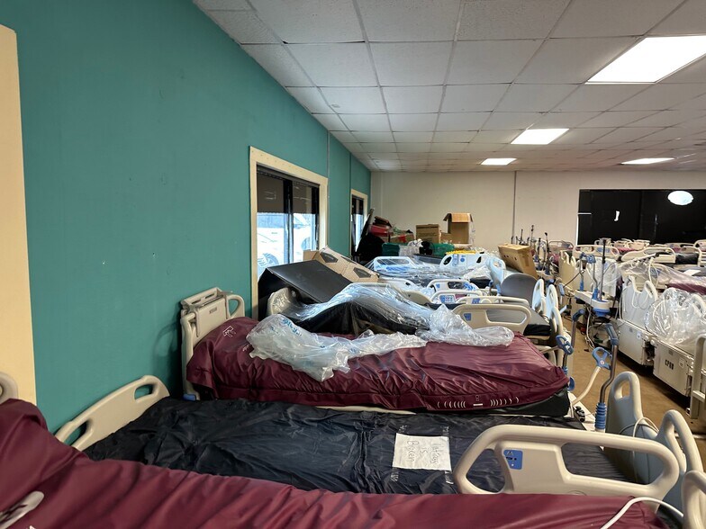 More Photos Of 7008-7012 Clark St, Hudson Showroom For Sale