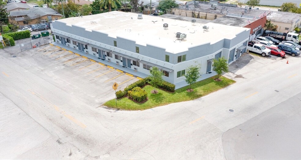 More Photos Of 500 NE 25th St, Pompano Beach Flex For Lease