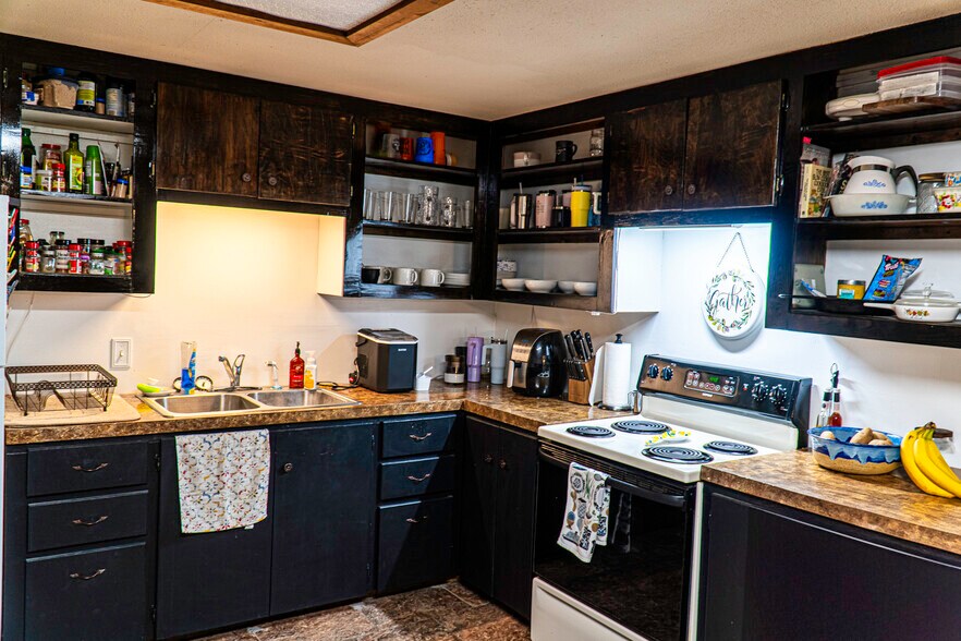 More Photos Of 120 N Main St, Yale Light Manufacturing For Sale