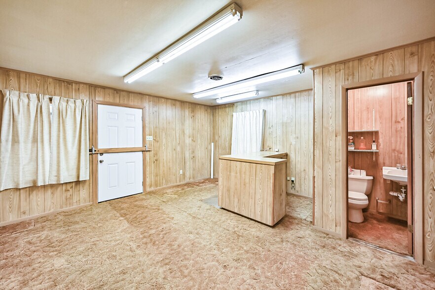 More Photos Of 600 W 13th Ave, Corsicana Flex For Sale