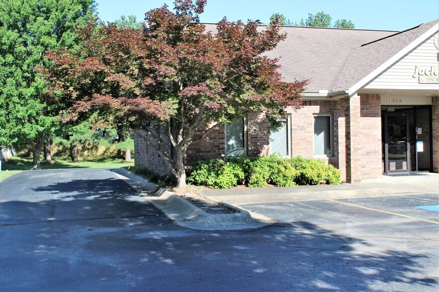 More Photos Of 304 S 20th St, Rogers Office For Sale