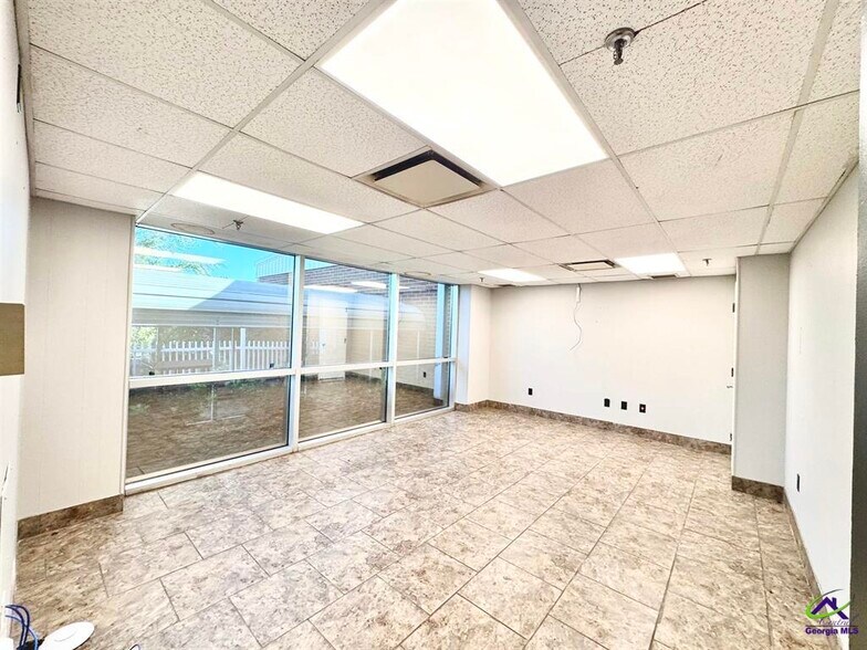 More Photos Of 801 Valley Dr, Perry Distribution For Lease