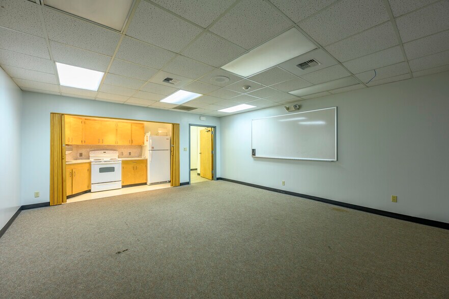 More Photos Of 424 NE Ford St, Mcminnville Office For Sale
