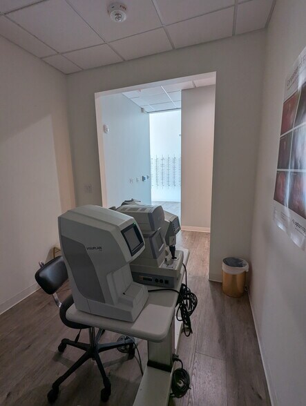 More Photos Of 5706 San Felipe St, Houston General Retail For Lease