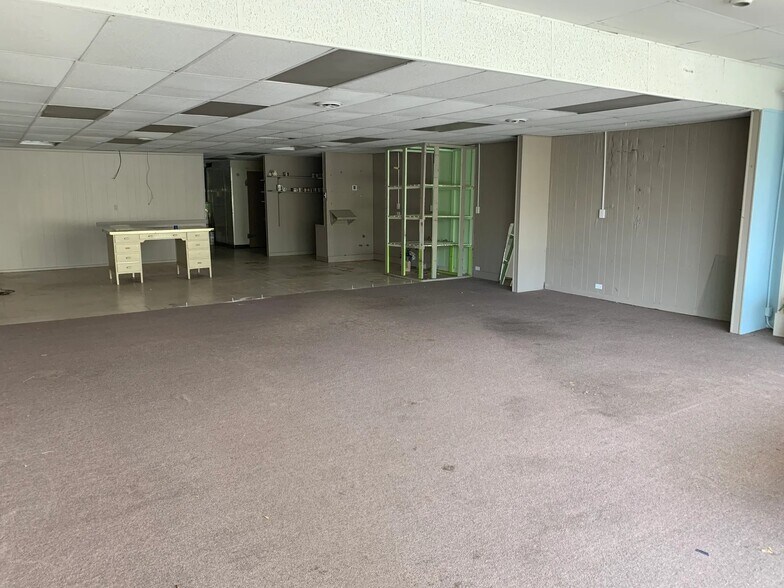 More Photos Of 727–729 Anderson St., Belton General Retail For Lease