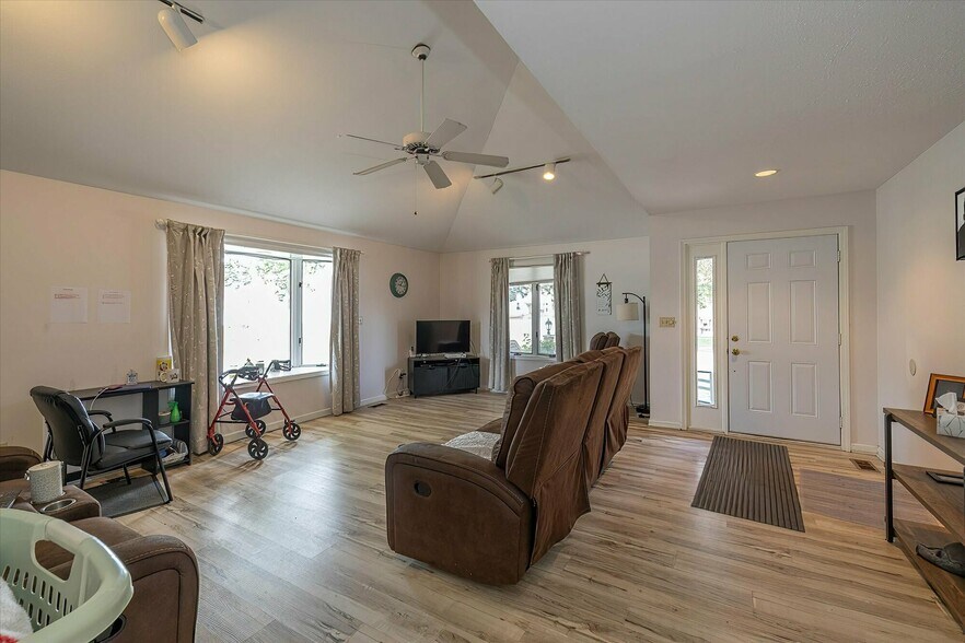 More Photos Of 714 College Dr, Anderson Apartments For Sale