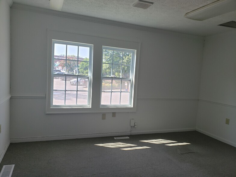 More Photos Of 11923 Centre St, Chester Office For Lease