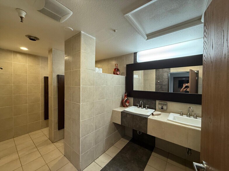 More Photos Of 7979-7989 Vickers St, San Diego Flex For Lease