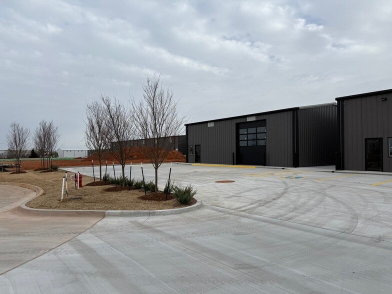 More Photos Of 7716 NW 81st Cir, Oklahoma City Warehouse For Sale