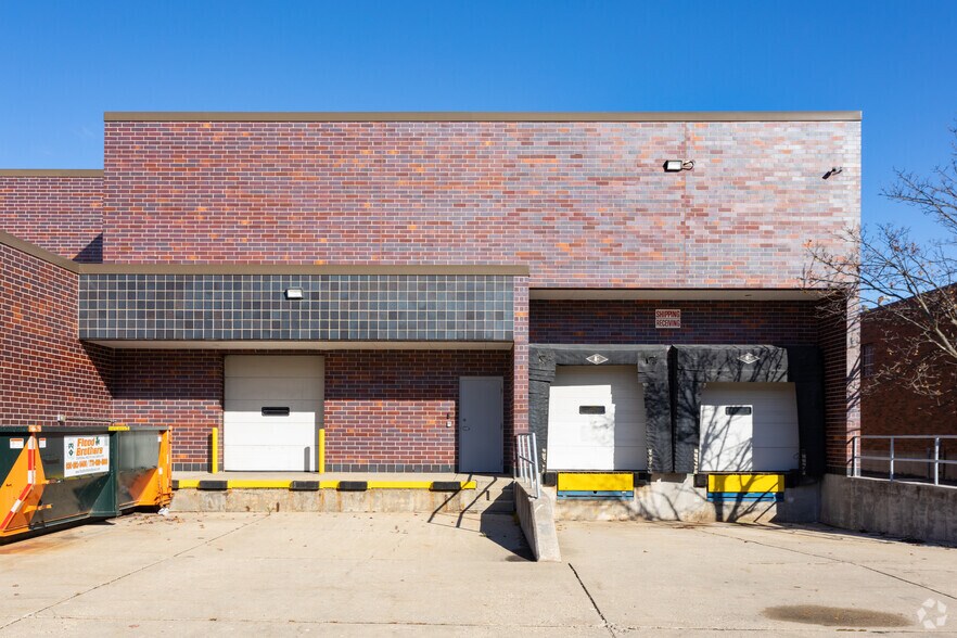 More Photos Of 1800 Lunt Ave, Elk Grove Village Warehouse For Sale