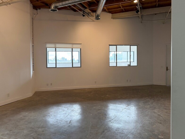 More Photos Of 8714 Santa Monica Blvd, West Hollywood Storefront Retail Office For Lease