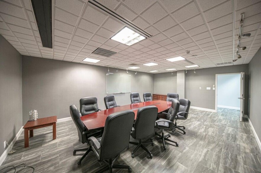 More Photos Of 125 W Missouri Ave, Midland Office For Lease