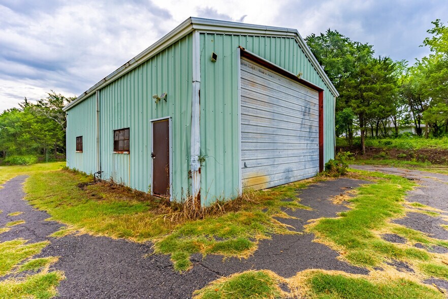 More Photos Of 1021 Grove st, Kaufman Warehouse For Sale