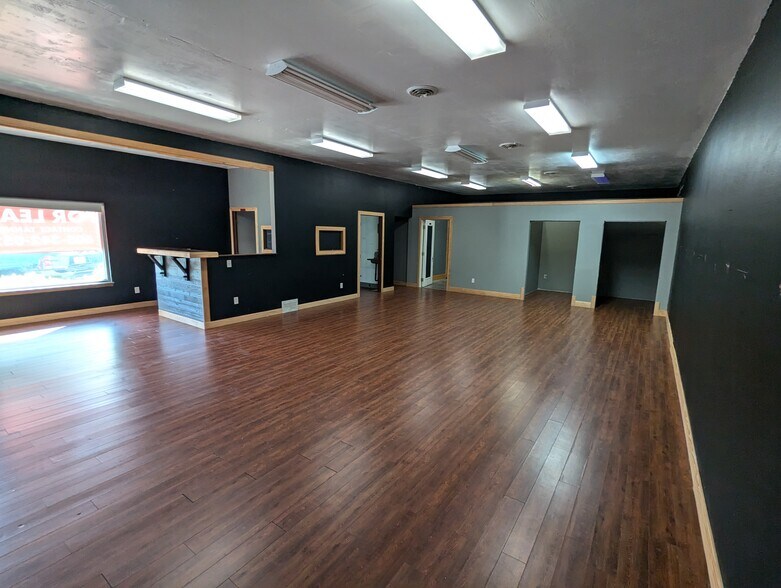 Primary Photo Of 1316 E Cedar St, Brandon General Retail For Lease