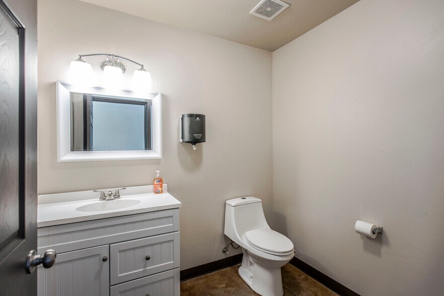 More Photos Of 39812 Hazel Dell Rd, Shawnee Veterinarian Kennel For Sale