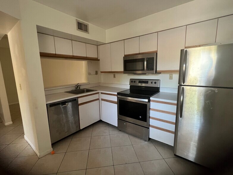 Primary Photo Of 711 NW 91st Ter, Plantation Apartments For Sale