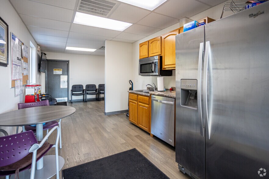 More Photos Of 905 Callahan Dr, Knoxville Auto Repair For Sale