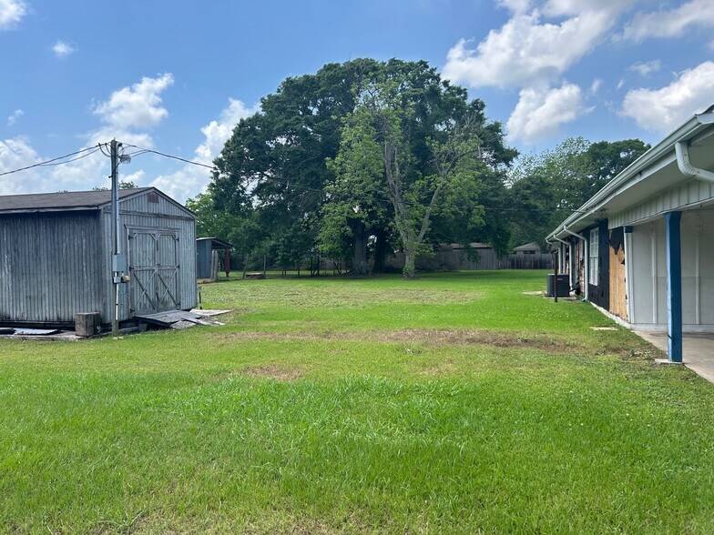 More Photos Of 1420 S 29th St, Nederland Land For Sale