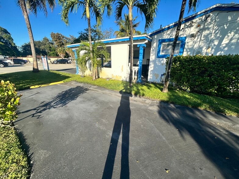 More Photos Of 5820 Sheridan St, Hollywood Office For Sale