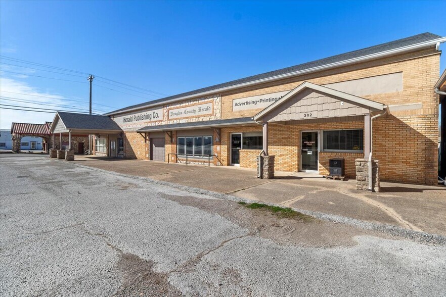 More Photos Of 302 E Washington Ave, Ava General Retail For Sale