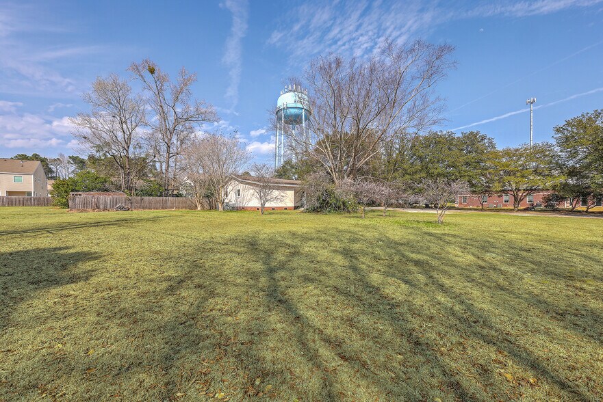 More Photos Of 106 Mayrant St, Summerville Office For Sale
