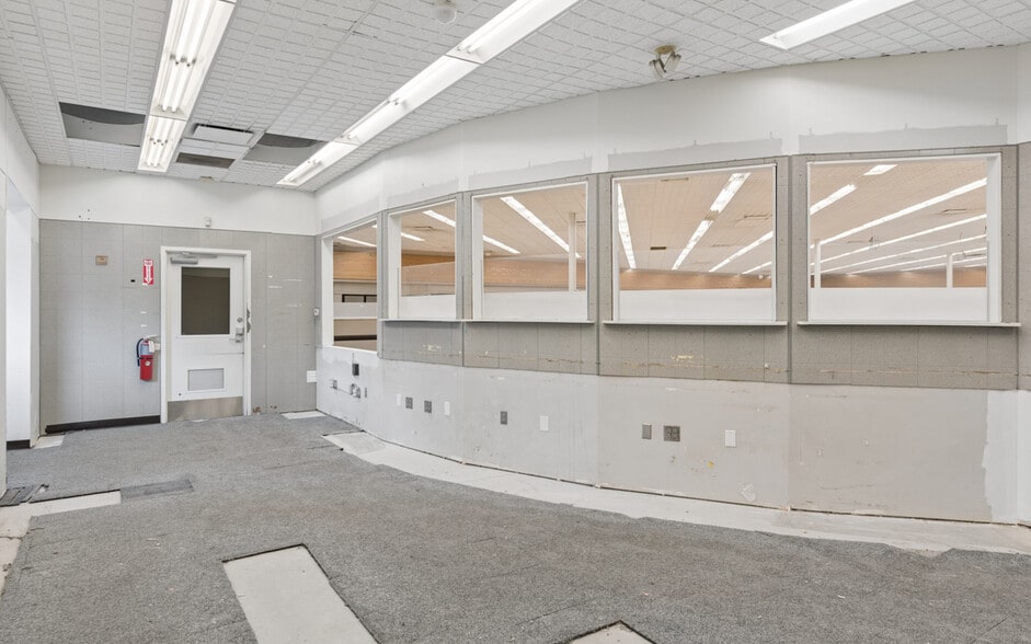 More Photos Of 210 E McMurry Blvd, Hartsville Freestanding For Lease