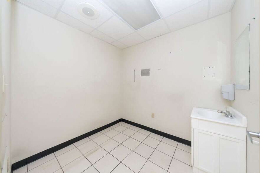 More Photos Of 12429 W Dixie Hwy, North Miami Medical For Sale