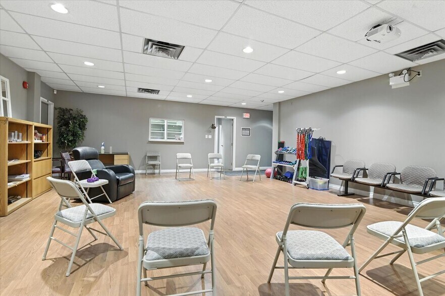 More Photos Of 372 King St, Oshawa Medical For Lease