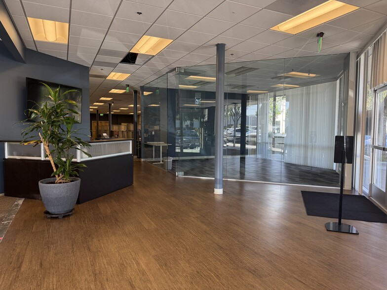 More Photos Of 28159 Avenue Stanford, Valencia Light Distribution For Lease