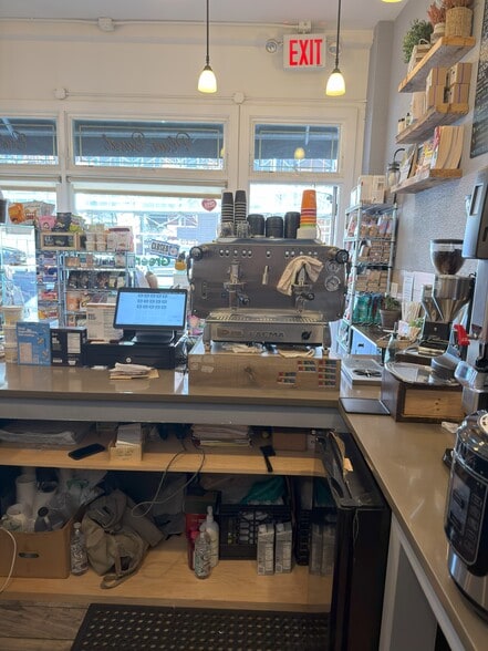 More Photos Of 86 Greenpoint Ave, Brooklyn Convenience Store For Lease