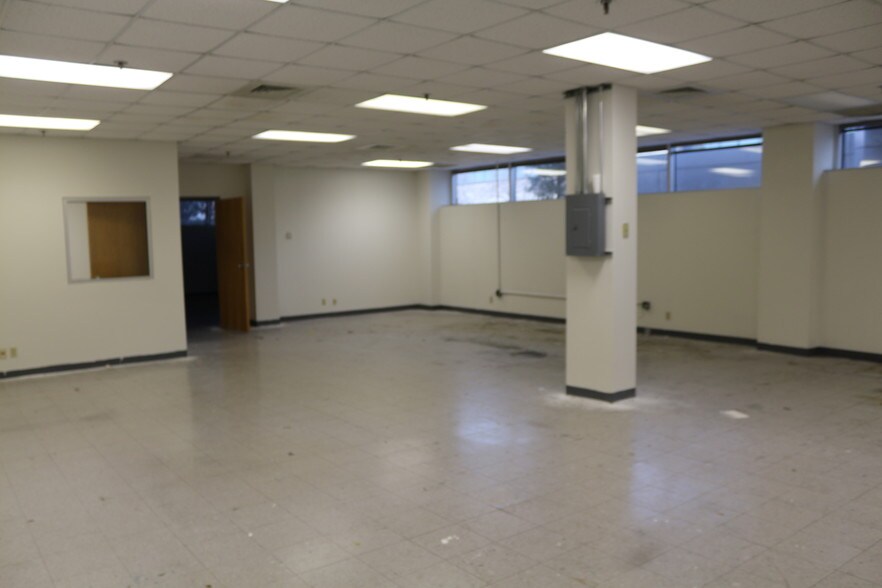 More Photos Of 300 W Jefferson St, Springfield Office For Lease