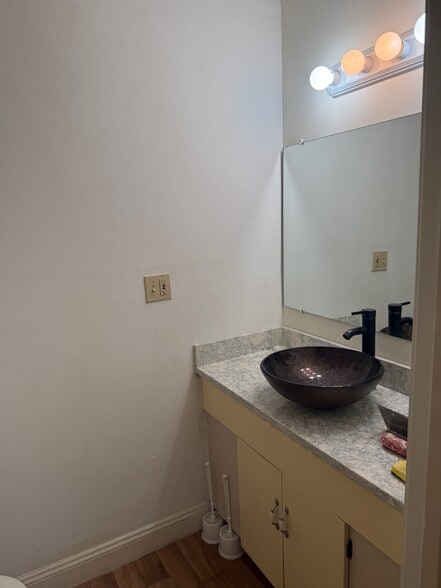 More Photos Of 303 Pine St, Manchester Apartments For Lease