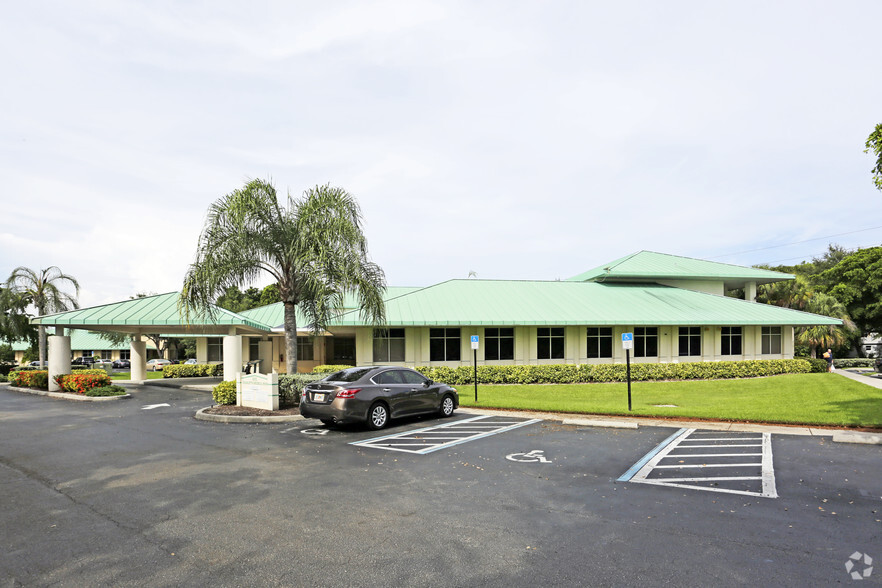 Primary Photo Of 681 Goodlette Rd N, Naples Medical For Sale