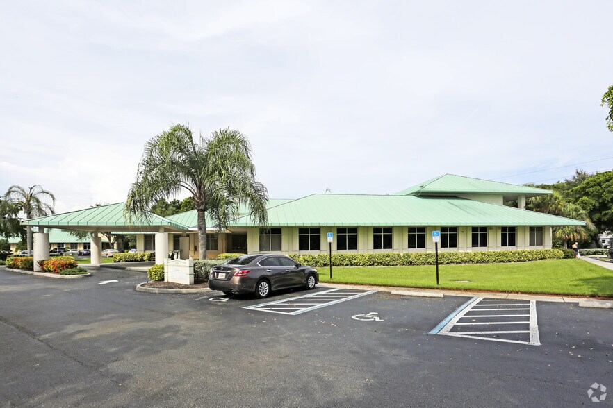 More Photos Of 681 Goodlette Rd N, Naples Medical For Lease