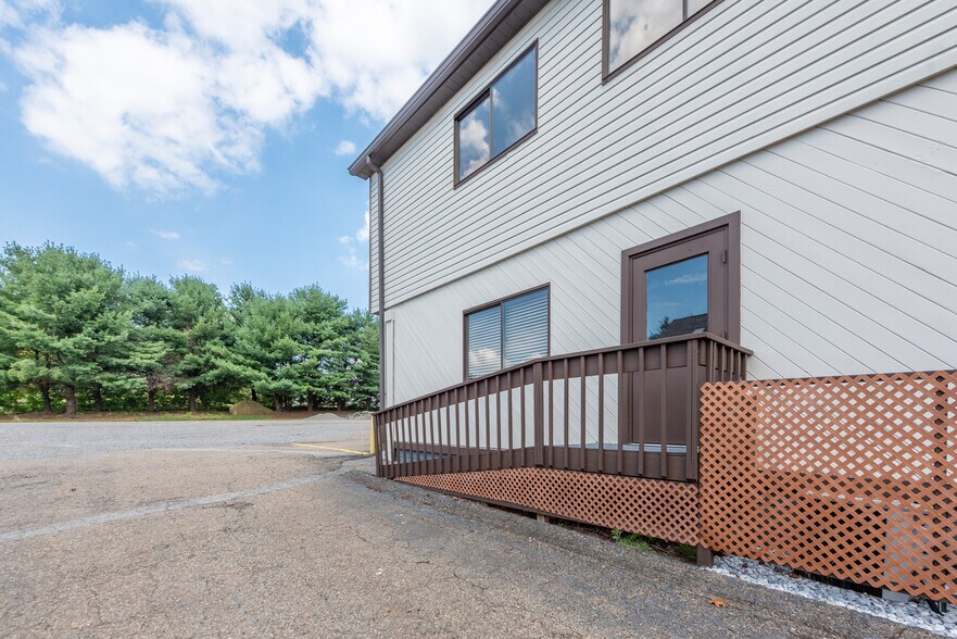 More Photos Of 238 Moon Clinton Rd, Coraopolis General Retail For Lease