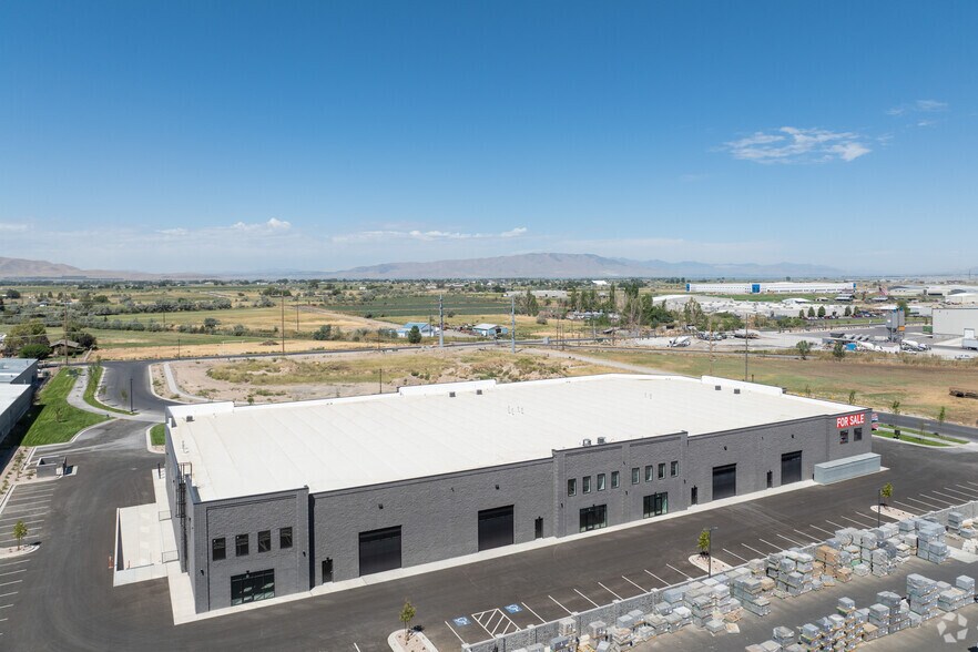 More Photos Of 1564 250 W, Spanish Fork Showroom For Lease