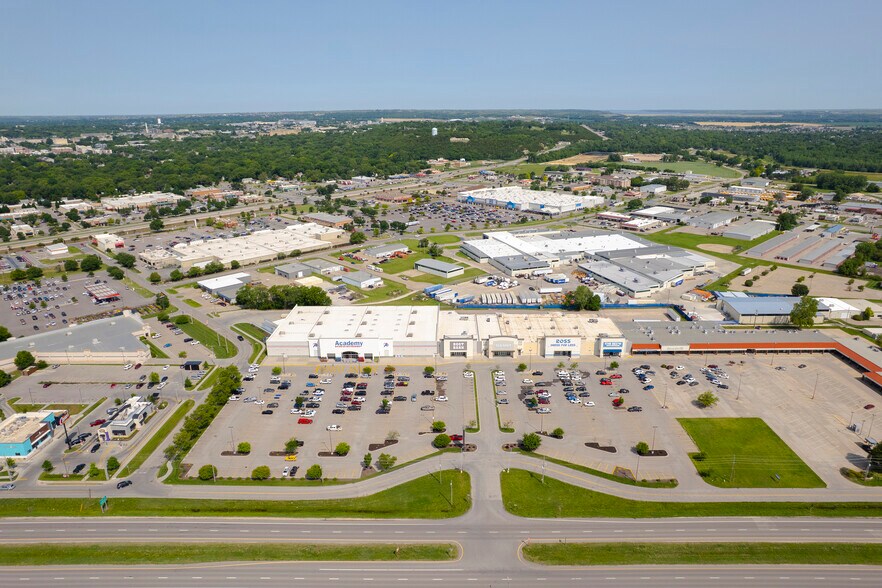 More Photos Of 401 E Poyntz Ave, Manhattan General Retail For Sale