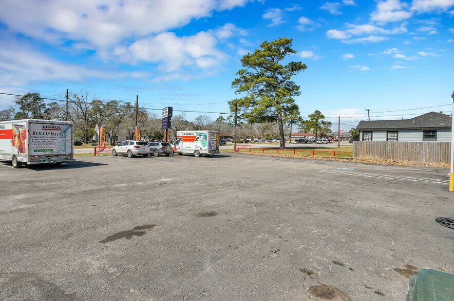 More Photos Of 1308 N Frazier St, Conroe Service For Sale