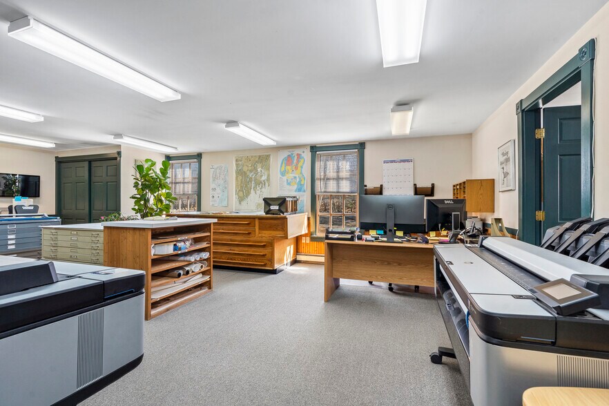 More Photos Of 1037 Wiscasset rd, Boothbay Flex For Sale