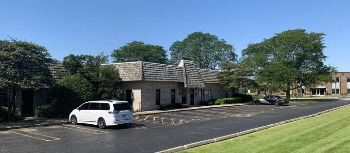 Primary Photo Of 390-402 E St. Charles Rd, Carol Stream Warehouse For Lease