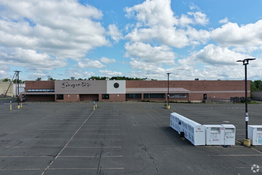 More Photos Of 70 Healy Blvd, Hudson Supermarket For Sale