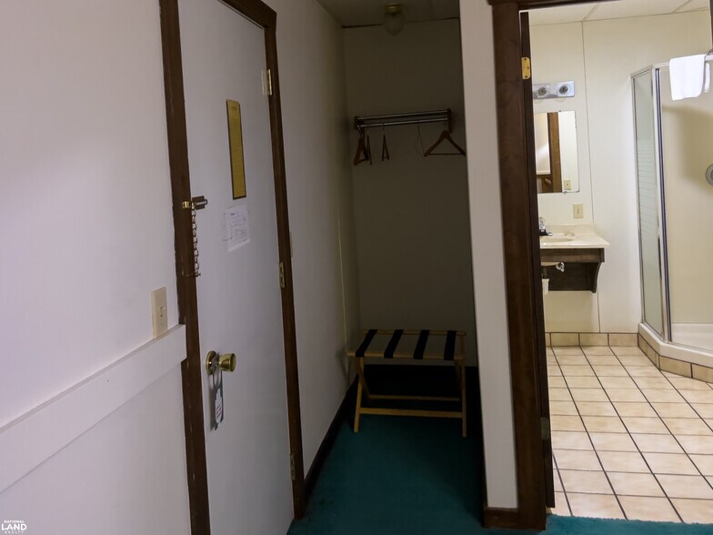 More Photos Of 102 S Main Ave, Hyannis Hotel For Sale