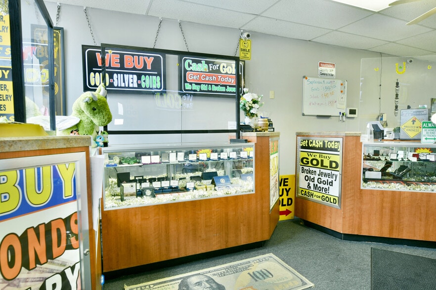 More Photos Of 12-14 N Main St, Hubbard Storefront Retail Residential For Sale