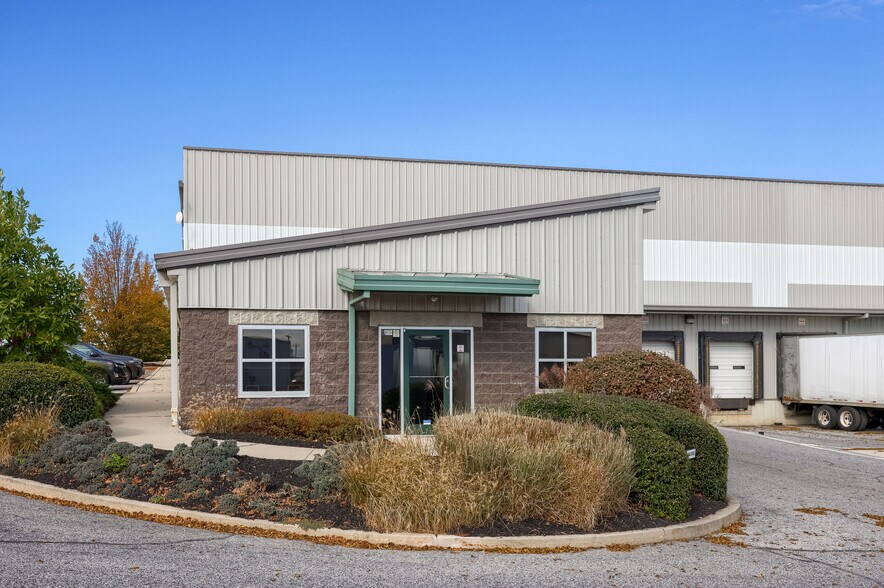 More Photos Of 300 Commerce Dr, New Holland Distribution For Lease