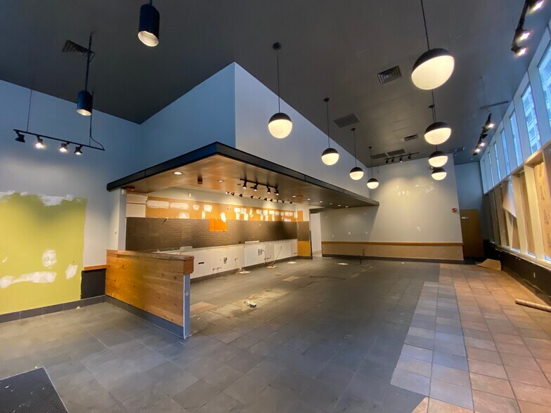 More Photos Of 254 S 15th St, Philadelphia Parking Garage For Lease